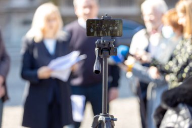 Medyada ya da akıllı telefonlu basın konferansında gizli belge tutan muhbirin görüntülenmesi