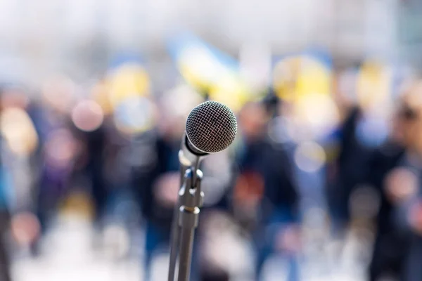 Savaş Karşıtı Toplantı Mikrofona Odaklanma Arka Planda Ukrayna Bayrakları Olan — Stok fotoğraf