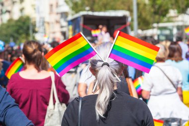 LGBT, lezbiyen, gay, biseksüel ya da transseksüel onur geçidi
