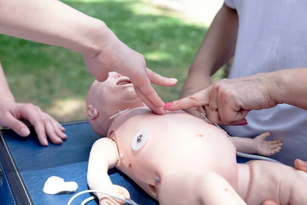 Treinamento Primeiros Socorros Boneco Cpr Bebê Criança — Fotografia de Stock