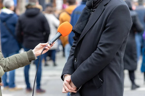 Reporter Tenant Microphone Faisant Entretien Avec Les Médias Homme Politique — Photo