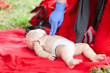 Bebek ya da çocuk suni teneffüs kursu. Kalp masajı.