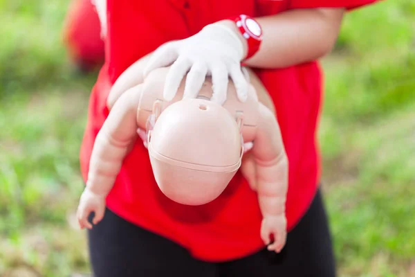 赤ちゃんや子供を窒息の応急処置講習 — ストック写真