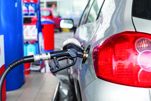 Töltsön Fel Egy Autót Benzinnel Vagy Dízelüzemanyaggal Benzinkútnál Stock Kép