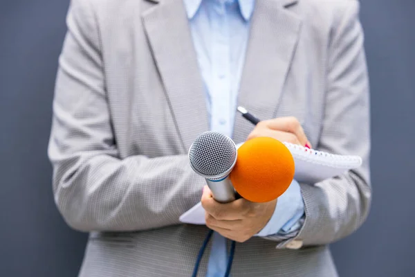 Kvinnlig Reporter Presskonferens Skriver Anteckningar Håller Mikrofon Begreppet Pressfrihet — Stockfoto