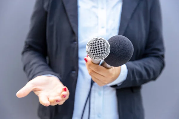 Kvinnlig Journalist Med Mikrofon Och Gester Medieintervjun Begreppet Mediefrihet — Stockfoto