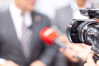 Bir video kamera ile medya röportajı, haber ya da basın toplantısı çekiliyor