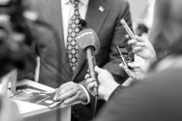 Nyheter Eller Presskonferens Eller Medieintervju Digital Röstinspelare Och Mikrofon Fokus — Stockfoto