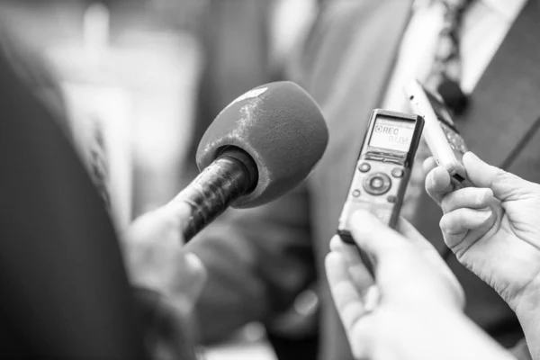 新闻或新闻发布会或媒体采访 数字录音机和重点话筒 — 图库照片