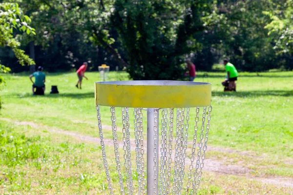 Menschen Spielen Fliegendes Discgolf Spiel Der Natur — Stockfoto