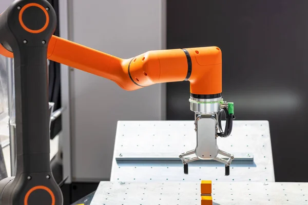 Recogida Lugar Industrial Inserción Pruebas Calidad Brazo Robot Tendiente Máquina — Foto de Stock