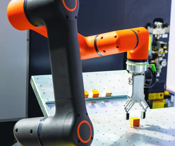 産業用ピックアンドプレース 品質テストまたは機械の入札のためのロボットまたはロボットアーム — ストック写真