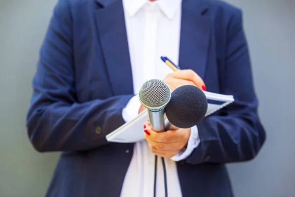 Женщина Журналистка Пресс Конференции Медиамероприятии Пишет Заметки Держит Микрофон — стоковое фото