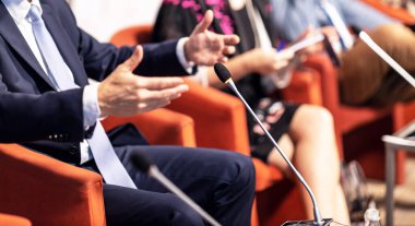 Yuvarlak masa toplantısına ya da uluslararası iş konferansına tanınmayan katılımcılar