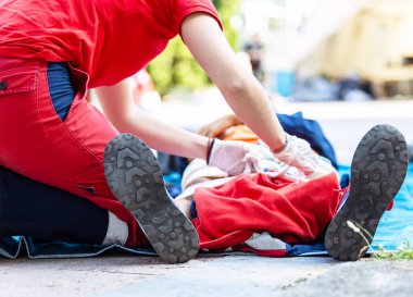 Terörist saldırısı, silahlı çatışma veya trafik kazası konsepti üzerine ilk yardım.