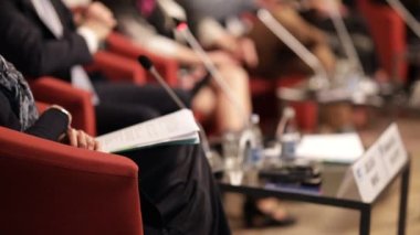 Yuvarlak masa toplantısı ya da uluslararası iş etkinliği veya konferansı