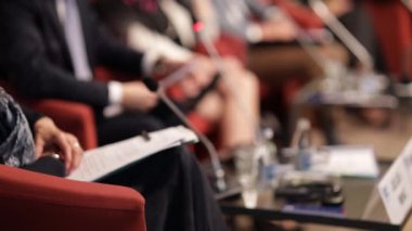 Yuvarlak masa toplantısına ya da uluslararası iş etkinliğine ya da konferansa tanınmayan katılımcılar