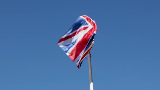イギリスまたはユニオンジャックの旗は 明確な青空に対して風を振る — ストック動画