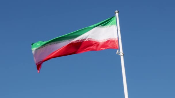 Bandera Irán Ondeando Viento Contra Cielo Azul — Vídeo de stock
