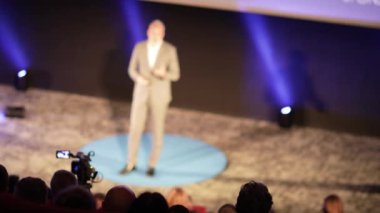 Koçluk eğitimi, iş konferansı, kurumsal sunum, atölye çalışması, şirket toplantısı veya halka açık etkinlikte motivasyon veya girişimci konuşmacısı 