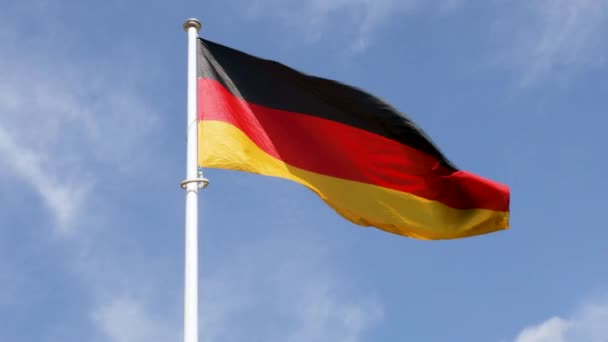 Německá Vlajka Vlající Větru Proti Modré Obloze — Stock video