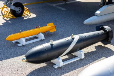 Havadan ya da havadan atılan güdümsüz bomba.