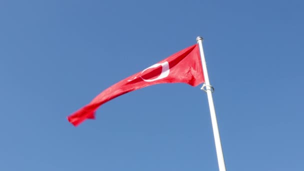 Bandera Turquía Ondeando Viento Contra Cielo Azul Vídeo Cámara Lenta — Vídeos de Stock