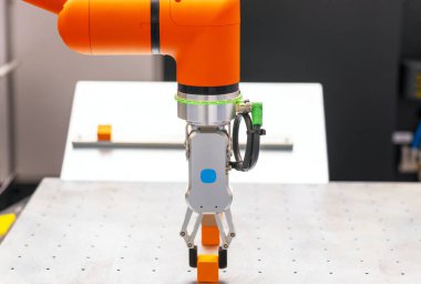 Endüstriyel seçim ve yer için robot kolu, yerleştirme, kalite testi ya da makine bakımı