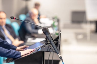 İş konferansı, kurumsal sunum, atölye çalışması, koçluk eğitimi, basın toplantısı, şirket toplantısı veya siyasi etkinlik.