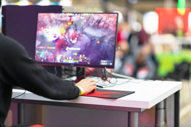 Online bilgisayar oyunu oynayan tanınamayan oyuncu