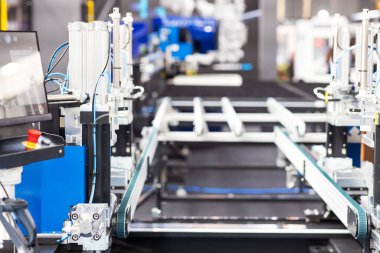 Küresel ekonomik krizin bir metaforu olarak fabrikadaki boş üretim hattı. Tedarik zinciri sorunları kavramı.