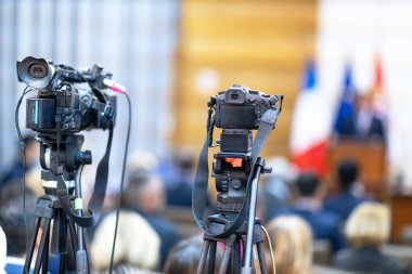 Video veya televizyon kamerasıyla ortam olayı, konferans veya sunumu kaydediliyor