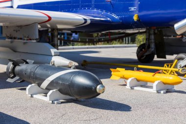 Genel amaçlı güdümsüz FAB bombası ve yüksek patlayıcı savaş başlığı.