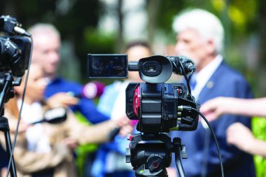 Medya etkinliğini televizyon kamerasıyla çekmek. TV röportajı ya da basın toplantısı. Halkla İlişkiler - Halkla İlişkiler.