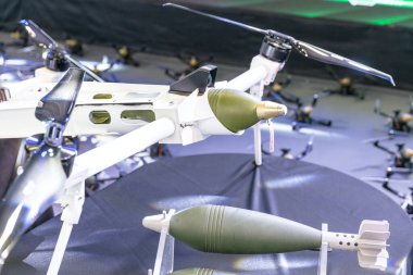 Hava bombasıyla kamikaze dronu. Aylak aylak dolaşan mühimmat kavramı.