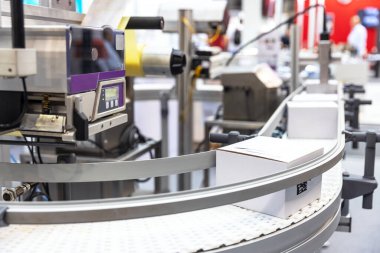Otomatik üretim üretim süreçleri sırasında konveyör üzerindeki paket kutularını taşır