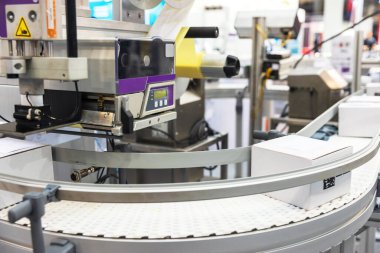 Otomatik üretim üretim süreçleri sırasında konveyör üzerindeki paket kutularını taşır