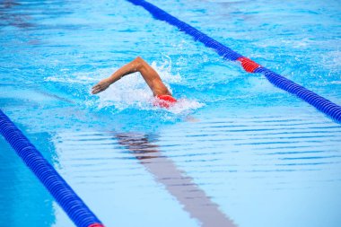 Açık havada serbest yüzen tanınmayan erkek yüzücü olimpik yüzme havuzunda