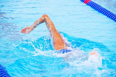 Açık havada serbest yüzen tanınmayan erkek yüzücü olimpik yüzme havuzunda