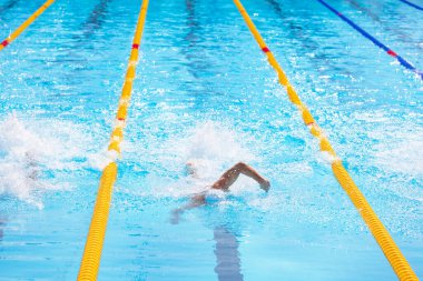 Yüzücü serbest yüzme ya da yüzme sporu sırasında ön emekleme olimpiyat büyüklüğünde bir yüzme havuzunda karşılaşır.