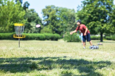 Parkta uçan disk golf oynayan bir adam.