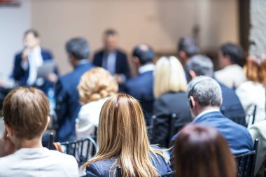 Yuvarlak masa, iş konferansı ve sunum veya uluslararası siyasi toplantı