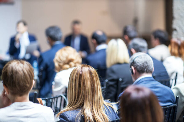 Круглый стол, деловая конференция и презентация или международная политическая встреча