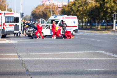 Trafik kazasından sonra şehir yolunda kaza kurbanına yardım eden acil tıbbi ekip. İlk yardım simülasyonu.