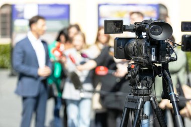 Haber ya da basın toplantısında ellerinde mikrofon tutan bir grup TV muhabiri ve haber muhabiri