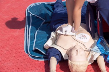 AED - Kalp masajı ve ilk yardım sertifikası kursu sırasında otomatik dış defibrilasyon