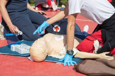 AED - Kalp masajı ve ilk yardım sertifikası kursu sırasında otomatik dış defibrilasyon