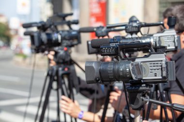 Çok sayıda profesyonel televizyon ya da video kamera canlı yayın etkinliği, haber ya da basın toplantısı kaydediyor. Medya özgürlüğü kavramı.