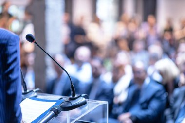 İş konferansı, kurumsal sunum, atölye çalışması, koçluk eğitimi, basın toplantısı, şirket toplantısı, halk ya da siyasi etkinlik. Toplum konuşma kavramı.