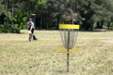 Doğada uçan disk golf oynayan bir adam.